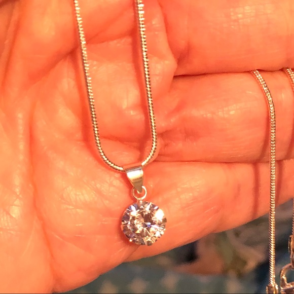 Jewelry - NWT Beautifully crafted Round Diamond simulant